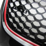 Μάσκα Για Vw Golf V (5) 03-08  Jetta 05-11 GTI Look Κυψελωτή Με Κόκκινο Σιρίτι 1 Τεμάχιο - Image 3